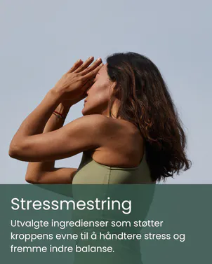 Dame som mediterer under yoga